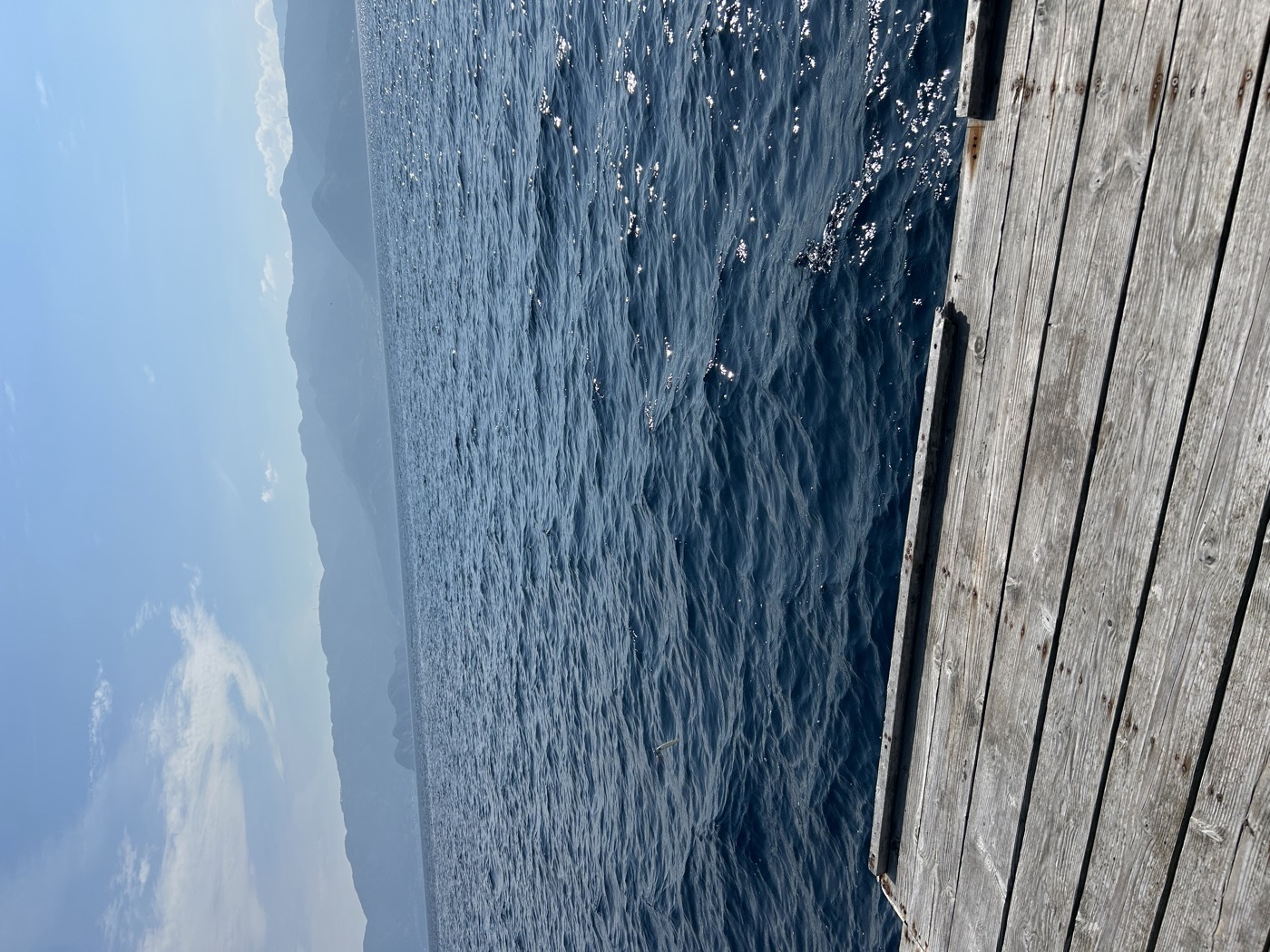 筏から見た海と山並み