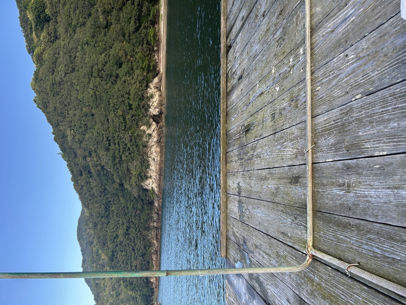 南伊勢の筏から見た入り江と山